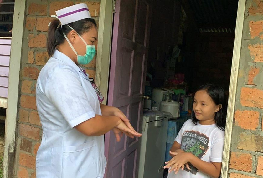 Petugas kesihatan turut bersama mengikuti misi itu dalam memastikan keselamatan mereka yang terlibat terjaga. -Gambar Kementerian Pendidikan Malaysia