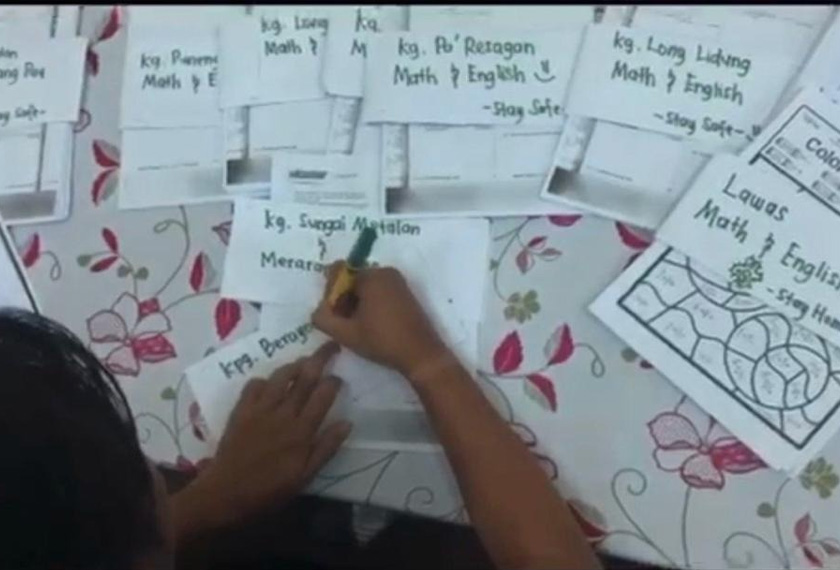 Murid diagihkan bahan pembelajaran bagi memastikan mereka tidak ketinggalan dalam pelajaran. -Gambar Kementerian Pendidikan Malaysia