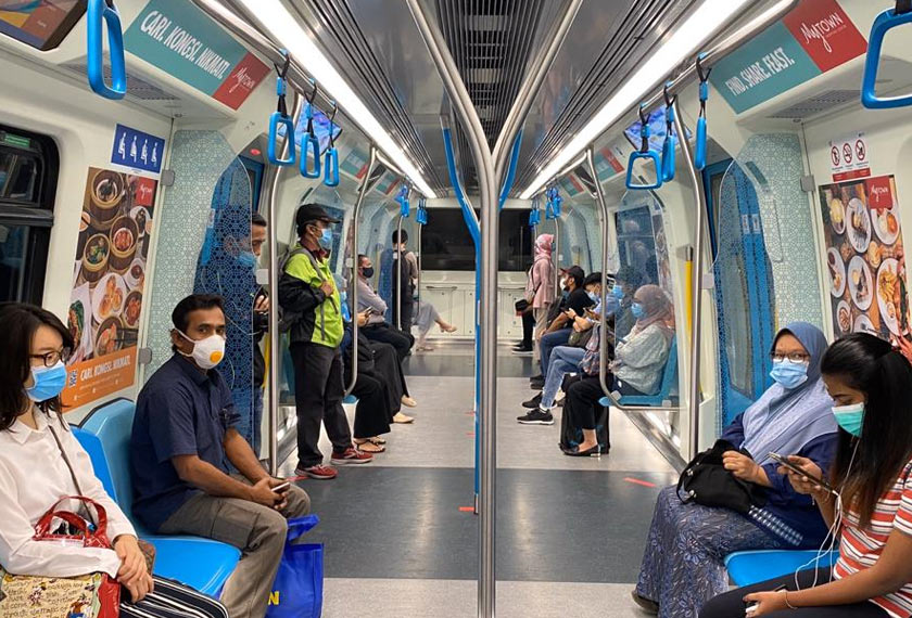 Penumpang dalam tren MRT mematuhi penjarakan sosial pada lari pertama PKPB. - Astro AWANI/ISABELLE LEONG