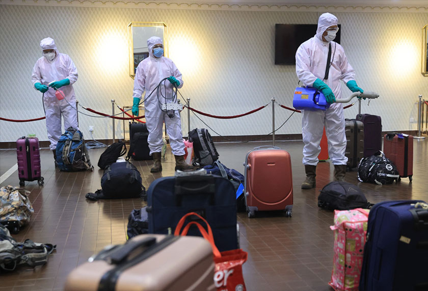 Petugas UPM melakukan proses disinfeksi ke atas beg sebahagian 256 mahasiswa dari tujuh universiti awam yang pulang ke selatan tanah air di UPM, 5 Mei, 2020. --fotoBERNAMA