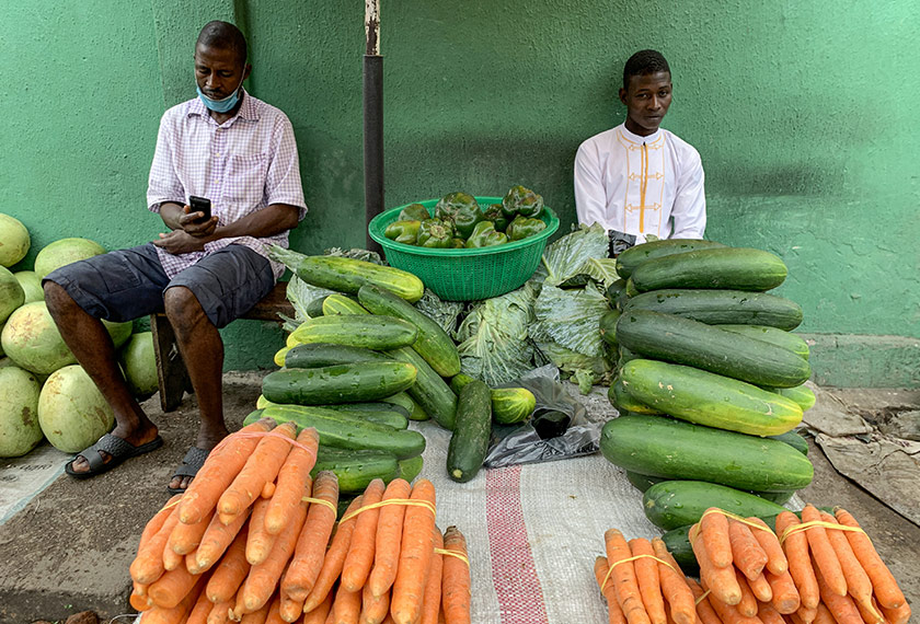 Penjual buah dan sayuran mempraktikkan penjarakkan sosial ketika menunggu pelanggan pada hari pertama pelonggaran sekatan perintah berkurung di pasar di Lgos. Foto: Reuters