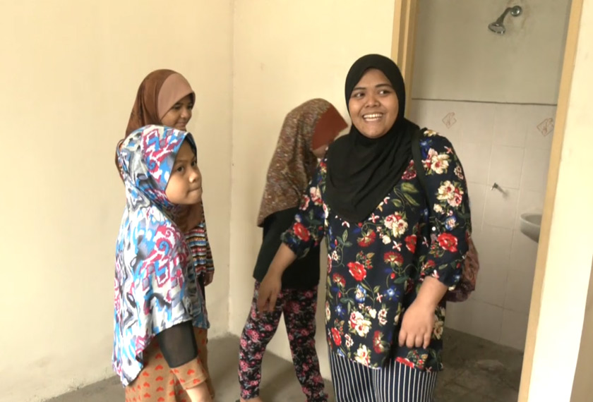 Norlaila bersama anak-anaknya kelihatan teruja melihat rumah baharu yang bakal didiami mereka.
