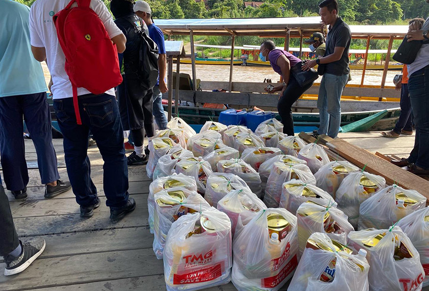 Setiap keluarga menerima satu bakul makanan yang mengandungi beras, gula, tepung, minyak masak, mi segera, kopi dan teh, pelbagai biskut dan makanan dalam tin.     