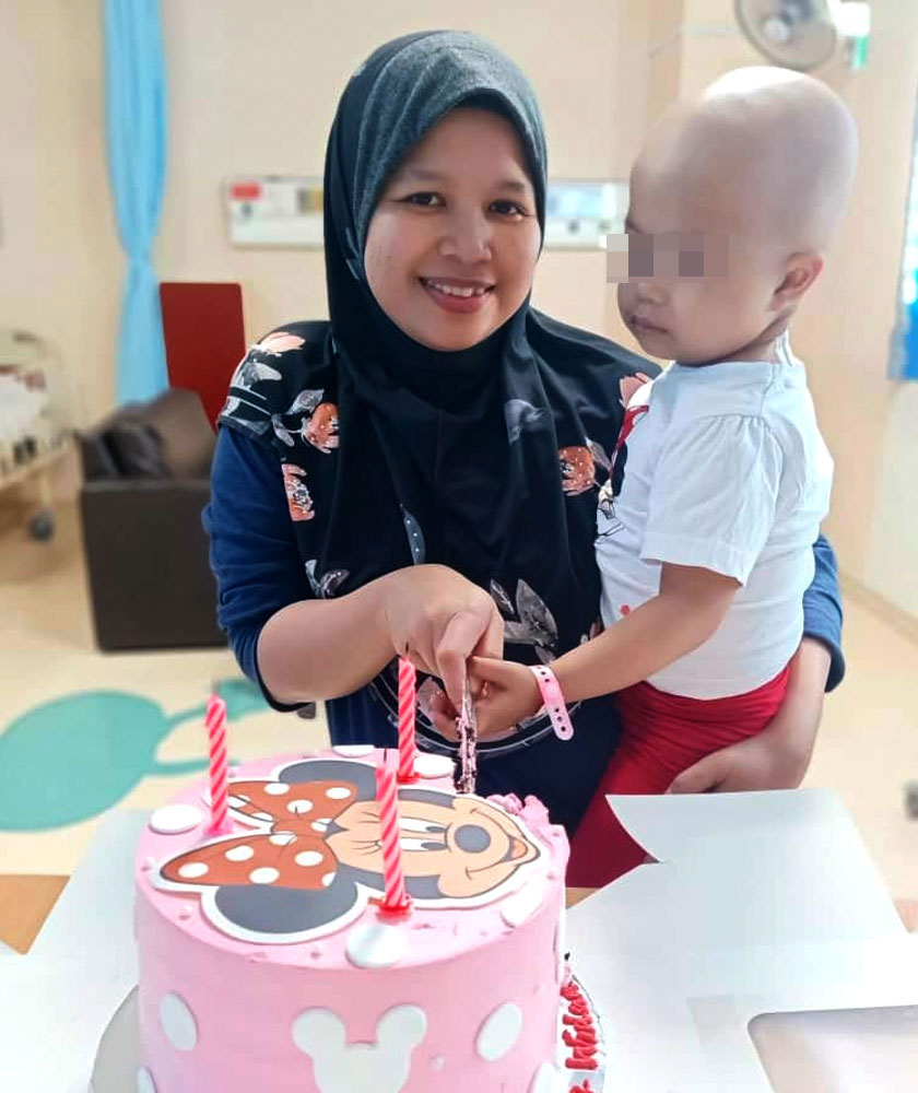 Anak kedua Siti Roha meraikan ulang tahun kelahiran di dalam hospital kerana perlu menjalani pembedahan. - Foto Siti Roha