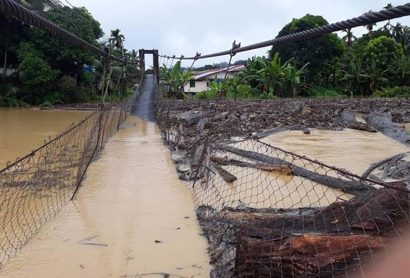 Laluan darat yang terputus selepas jambatan yang menjadi laluan utama rosak. - Foto JBPM Sarawak