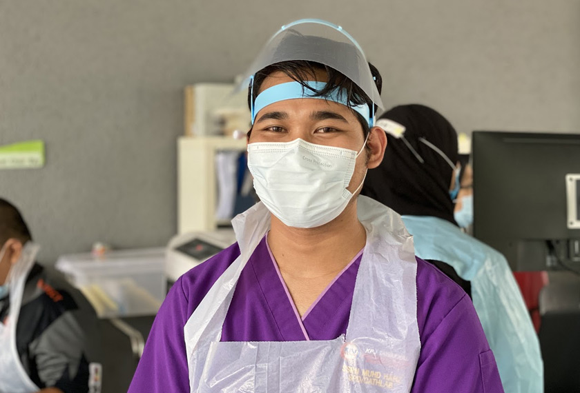 Hafiz lagi, meskipun ada yang masih skeptikal terhadap kehadiran jururawat lelaki, namun beliau gembira kerana ramai yang menghargai peranan mereka dalam pasaran jururawat yang didominasi kaum hawa. - Astro AWANI/ISABELLE LEONG