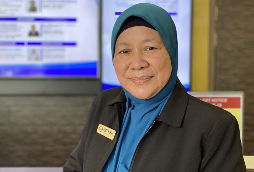 Rehan yang lebih mesra disapa “ma’am” bukan sahaja menjadi seorang ibu kepada dua puterinya di rumah, tetapi juga bagaikan seorang ibu kepada semua petugas dan pesakit di hospital tersebut. - Astro AWANI/ISABELLE LEONG