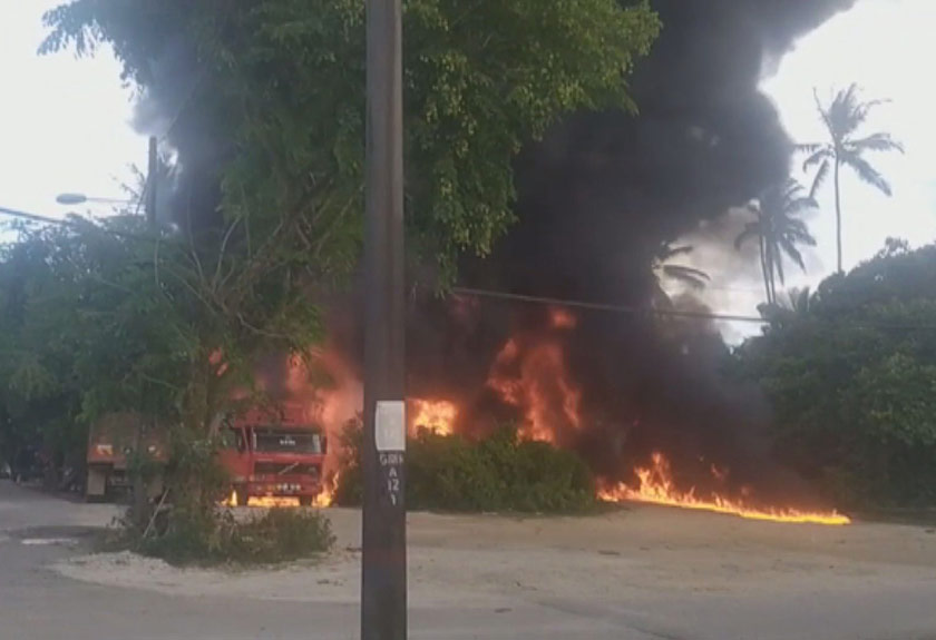 Kebakaran tersebut membabitkan dua lori tangki, dua treler dan sebuah lori yang kesemuanya musnah 100 peratus.