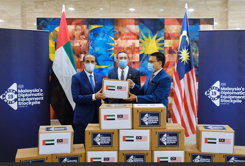 Majlis yang berlangsung di Wisma Putra di sini diwakili Duta UAE ke Malaysia, Khalid Ghanim Mohammad Al-Ghaith (kiri) manakala Wisma Putra diwakili Ketua Setiausaha, Datuk Seri Muhammad Shahrul Ikram Yaakob (kanan). - Foto Pejabat Menteri Luar