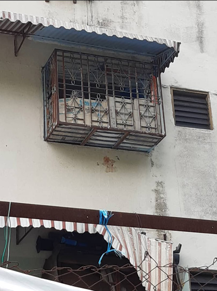 menurut penduduk dia terdengar bunyi dentuman kuat seperti barang jatuh ke atas atap rumahnya. - Foto ihsan pembaca