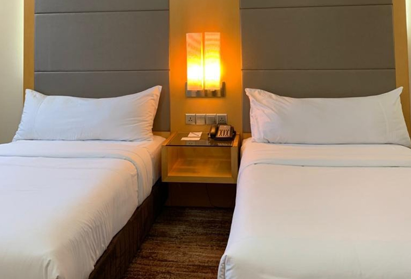 Pelajar Sarawak ditempatkan di pusat kuarantin iaitu di hotel-hotel selama 14 hari sebaik tiba dari Semenanjung sebelum dapat pulang ke kampung halaman.