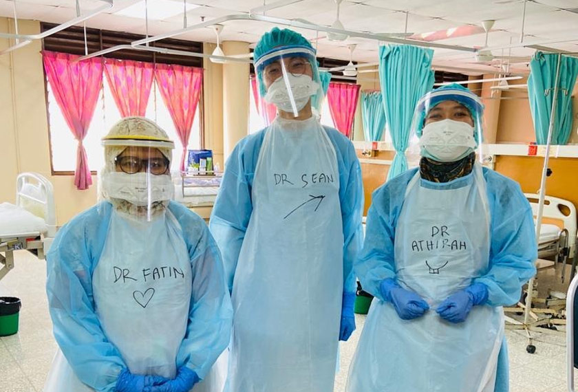 Fatin Farhana (kiri) bersama rakan setugas barisan hadapan di HKL.