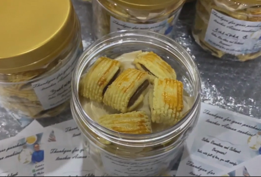 Biskut tart nenas yang dijual Mohamed Aiman Bujang kepada pelanggannya. -Gambar Astro AWANI