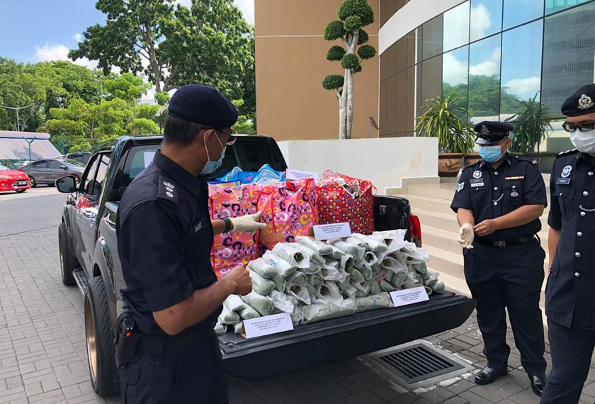 8 beg canvas ditemui berisi daun ketum segar yang dimuatkan dalam sejumlah plastik lutsinar. - Foto Astro AWANI