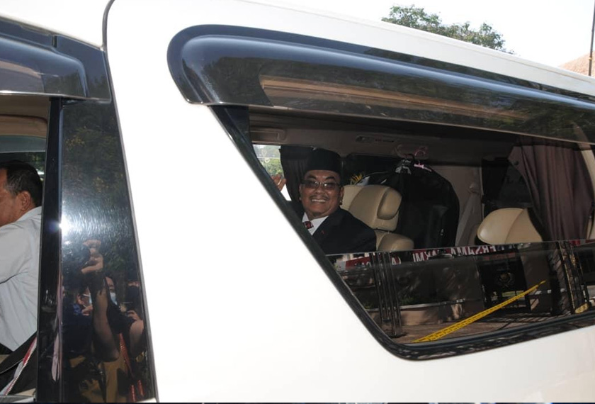 Muhammad Sanusi meninggalkan Wisma Darul Aman pagi ini. - Astro AWANI