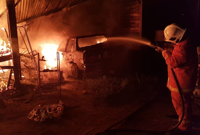 Kebakaran melibatkan tiga buah rumah di Batu 8, Kampung Pandan 2, Kuantan. Foto ihsan Bomba