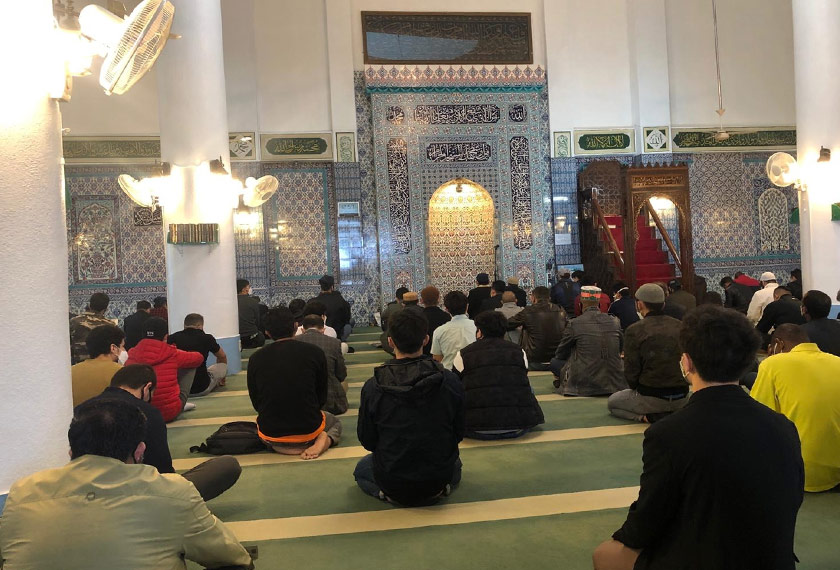 Semasa di dalam masjid, setiap jemaah diletakkan dalam jarak satu meter. - Foto Mohamad Redzuan