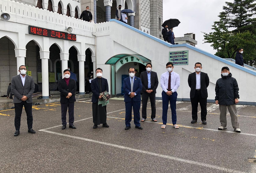 Antara yang hadir menunaikan solat jumaat itu adalah enam rakyat Malaysia. - Foto Mohamad Reduan