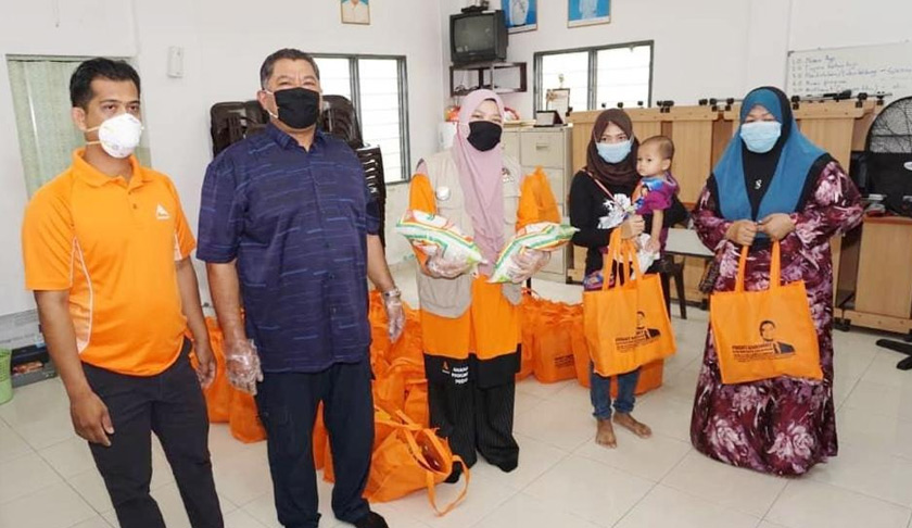 Sumbangan barangan keperluan harian kepada anggota keluarga barisan hadapan.