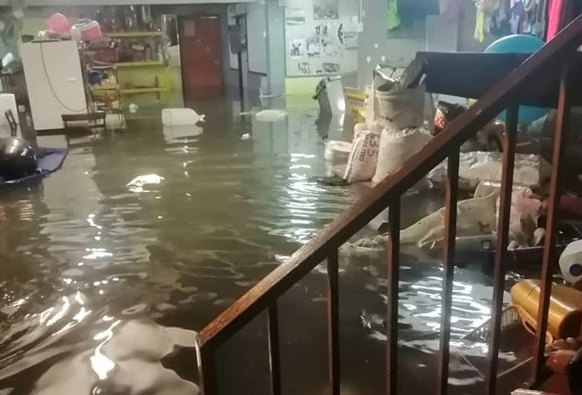 Keadaan air banjir yang memasuki salah sebuah kediaman. - JBPM