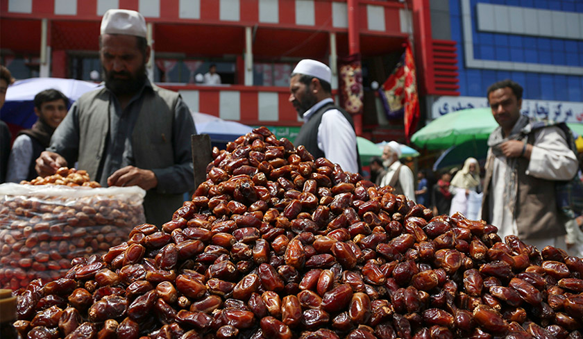 Buah kurma sememangnya menjadi pilihan ramai untuk berbuka puasa. - AP