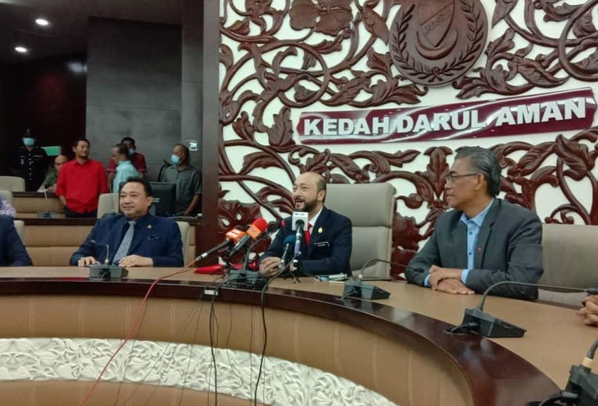 Mukhriz mengadakan sidang media di Wisma Darul Aman hari ini. - Astro AWANI