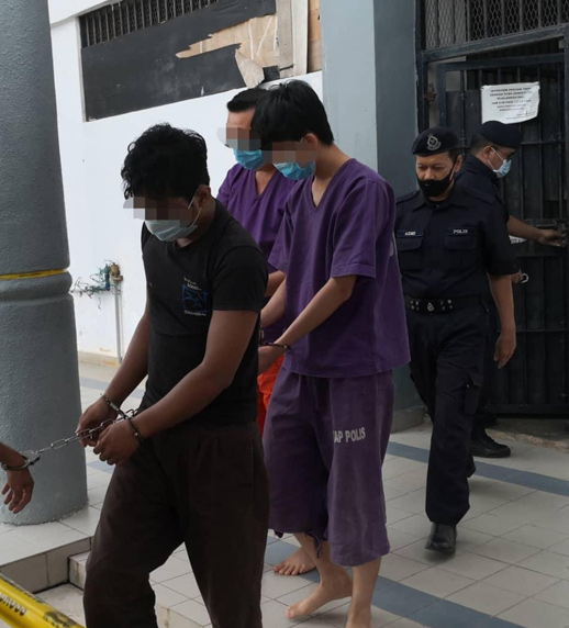 Kedua-dua suspek ditahan ketika serbuan dilakukan polis Selangor dan Perak pada Jumaat. Foto Astro AWANI