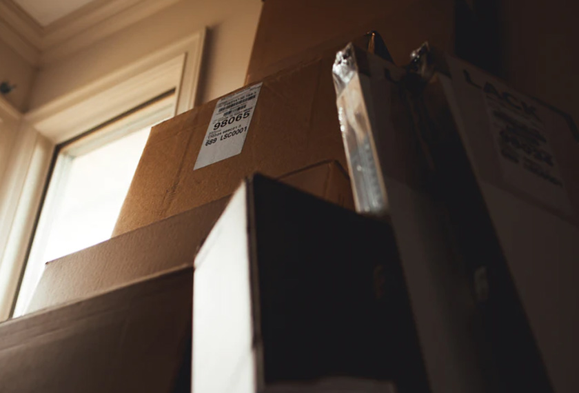 Idea terbaik jika anda akan berpindah adalah memastikan kesemua barangan yang akan dibawa sekali sudah siap dibungkus 24 jam sebelum waktu berpindah. -Gambar hiasan/ unplash