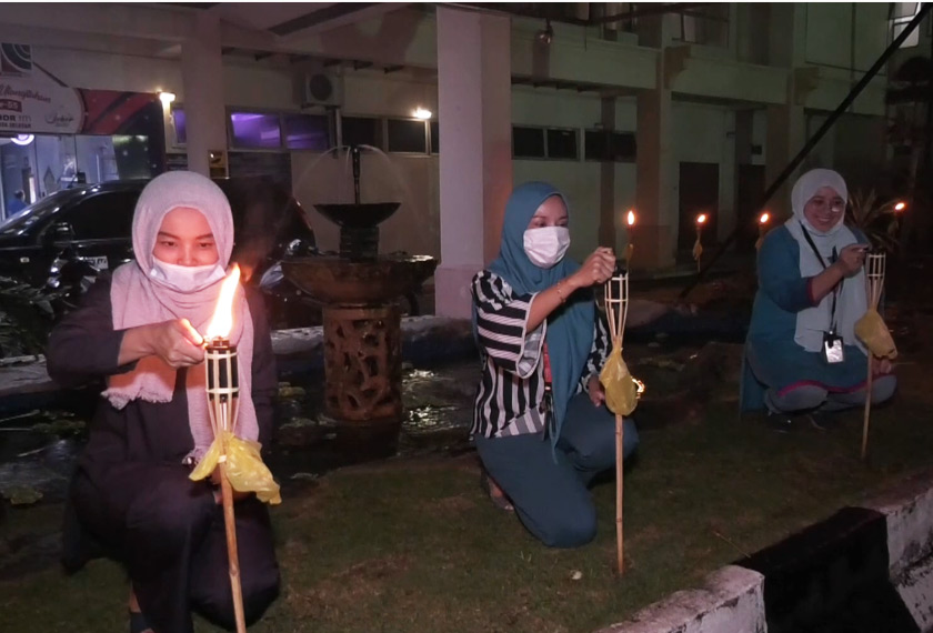 Kakitangan Jabatan Penyiaran Johor memasang panjut di luar bangunan pejabat mereka. Foto Astro AWANI