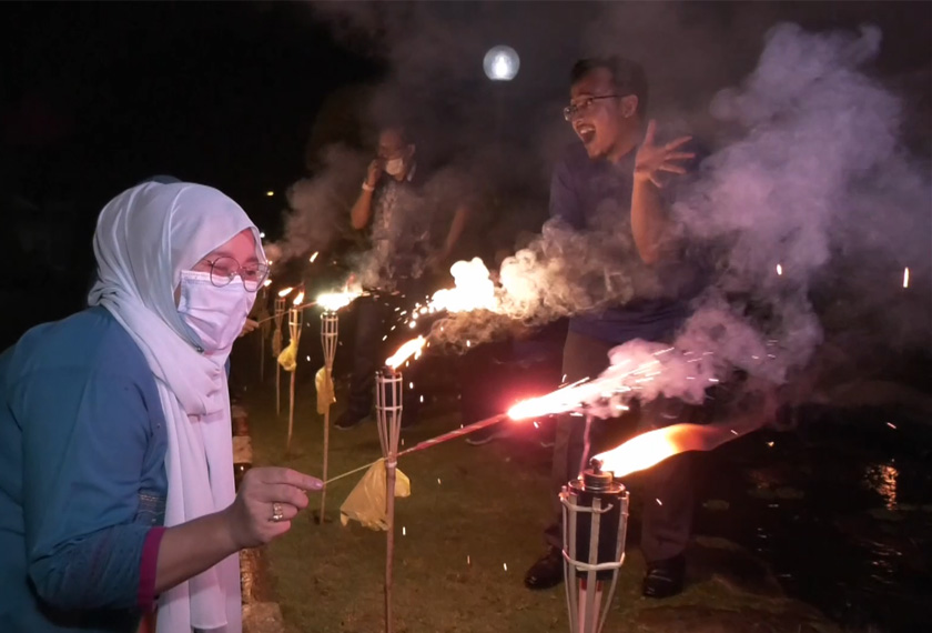 Memasang panjut mengembalikan nostalgia beraya di kampung. Foto Astro AWANI