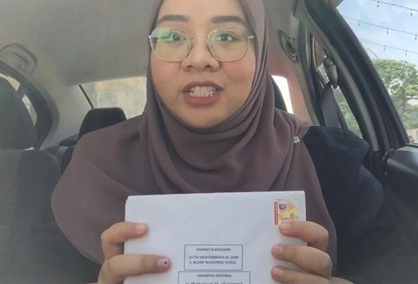 Shahirah menunjukkan beberapa keping kad raya ditulisnya yang bakal diterima oleh rakan-rakannya dari serata negeri. -Foto ihsan Shahirah Zulghafar