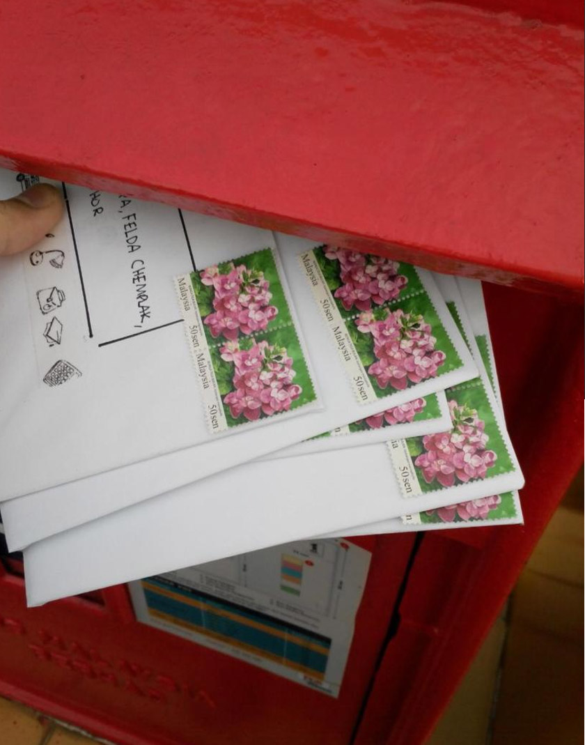 Kad ucapan yang siap disertakan alamat penerima di hantar ke peti pos surat. - Foto Astro AWANI