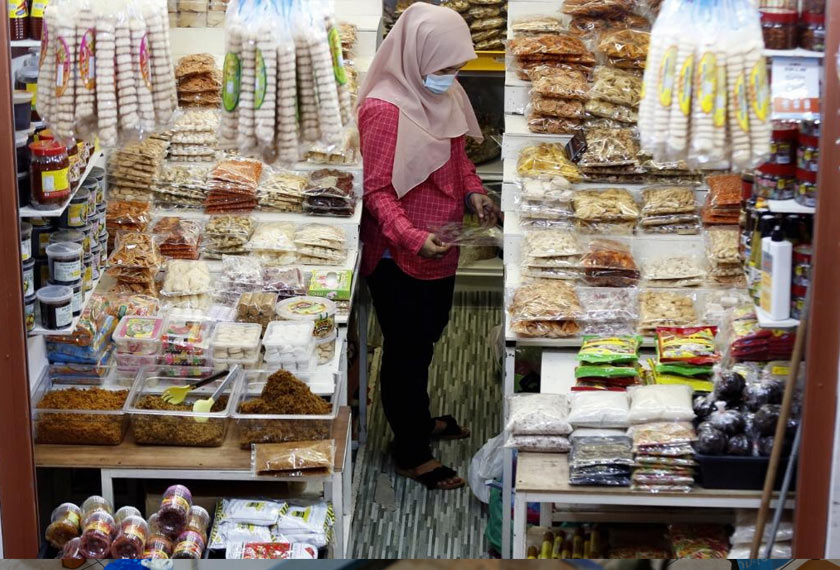 Perniagaan serunding peniaga di Pekan Rabu menjelang Aidilfitri kali ini terjejas dengan teruk.