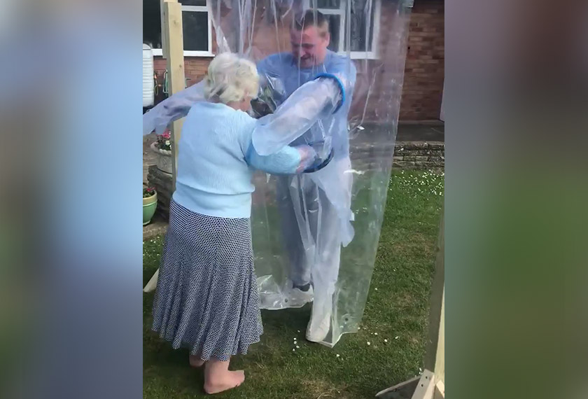 Cauvin memeluk neneknya menggunakan langsir khas ciptaannya.