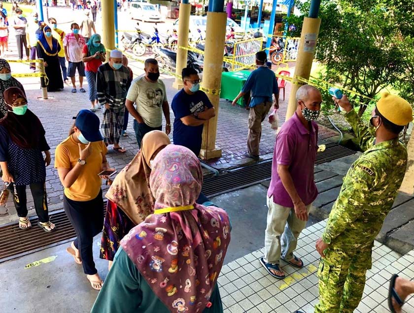 Setiap pengunjung hadir diwajib melakukan pemeriksaan suhu badan, memakai pelitup muka, selain perlu mengekalkan jarak sosial 1 meter antara satu sama lain.
