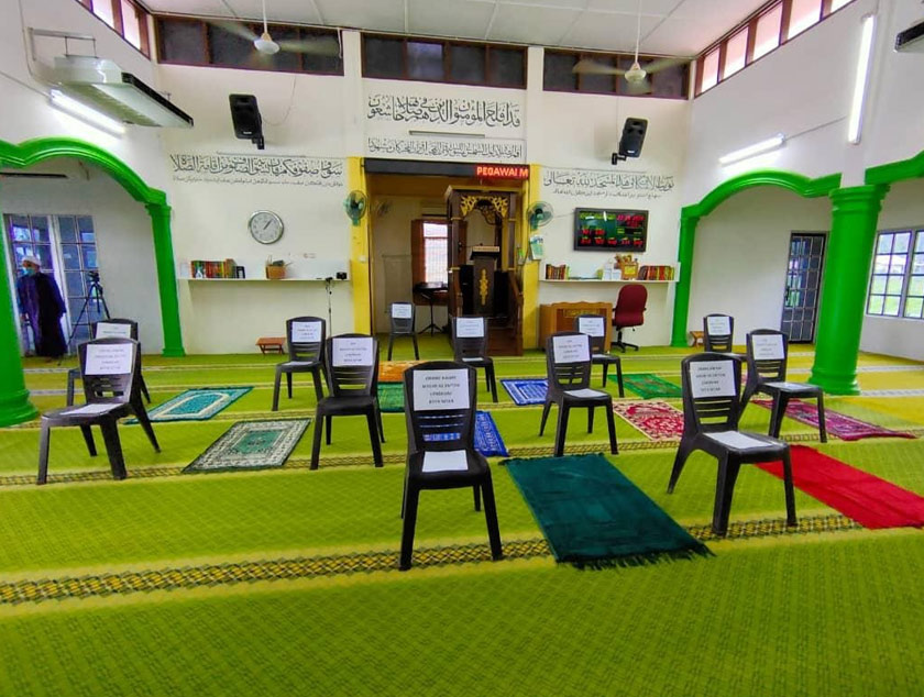 Ruang solat disanitasi dan ditanda mengikut jumlah jemaah termasuk imam dan khatib.