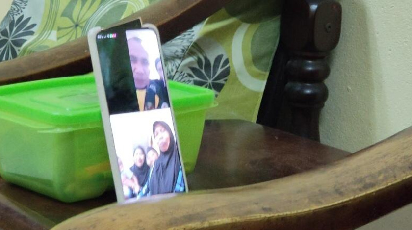 Kemudahan teknologi panggilan video yang boleh menjadi penghubung dan pengubat rindu seisi keluarga.
