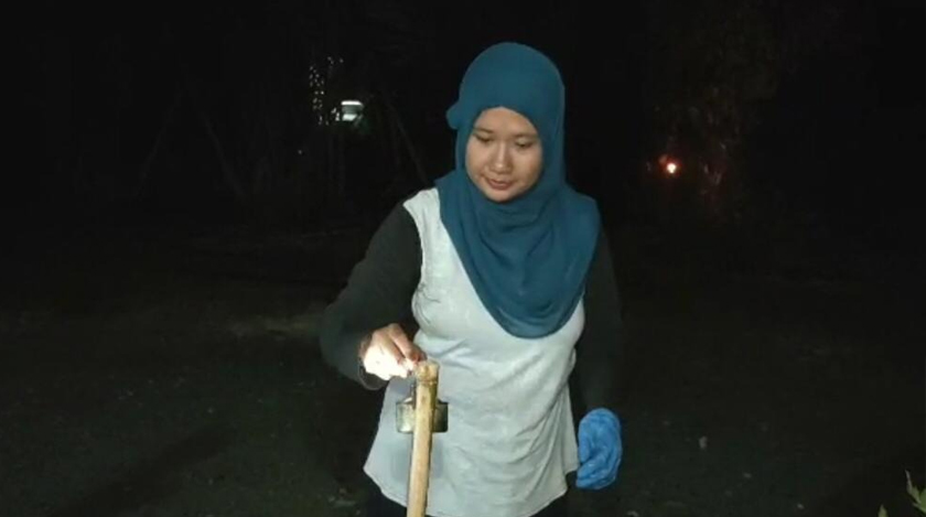 Azzawani melakukan rutin persiapan hari raya seperti kelaziman dengan memasang pelita dan membuat ketupat dan rendang.