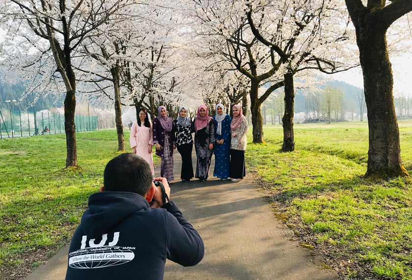 Rakyat Malaysia di luar negara pastinya telah lama menggunakan aplikasi yang sama untuk menyambut bersama ibu dan ayah di tanah air. - Foto Afdal Izal Md Hasim