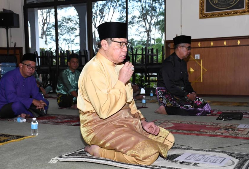 Datuk Patinggi Abang Johari Tun Openg menyambut Aidilfitri dengan penuh kesederhanaan dalam suasana pandemik. -Gambar Astro AWANI