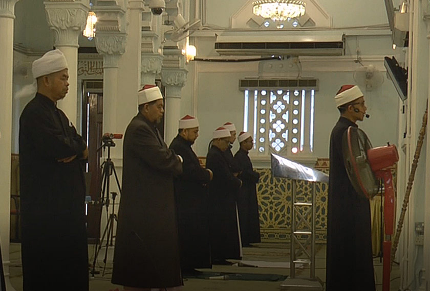 Solat sunat Hari Raya Aidilfitri yang bermula jam 8.15 pagi hari ini diimamkan sendiri Khairul Firdaus selain turut dihadiri Imam Besar Masjid Zahir, Datuk Sheikh Roslan Abdul Halim.
