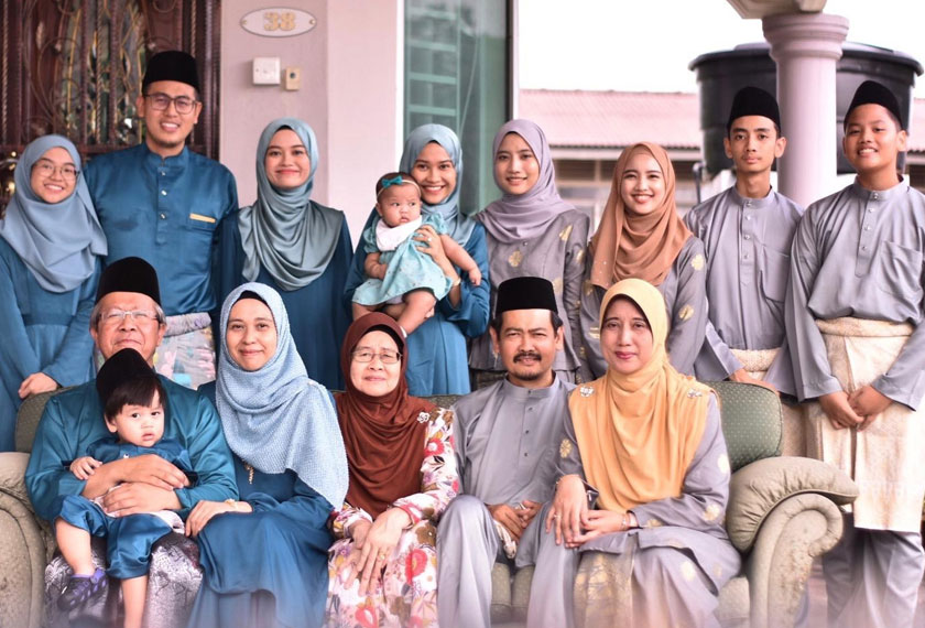 Syafiqa Yusri bersama keluarganya semasa sambutan Aidilfitri di Malaysia