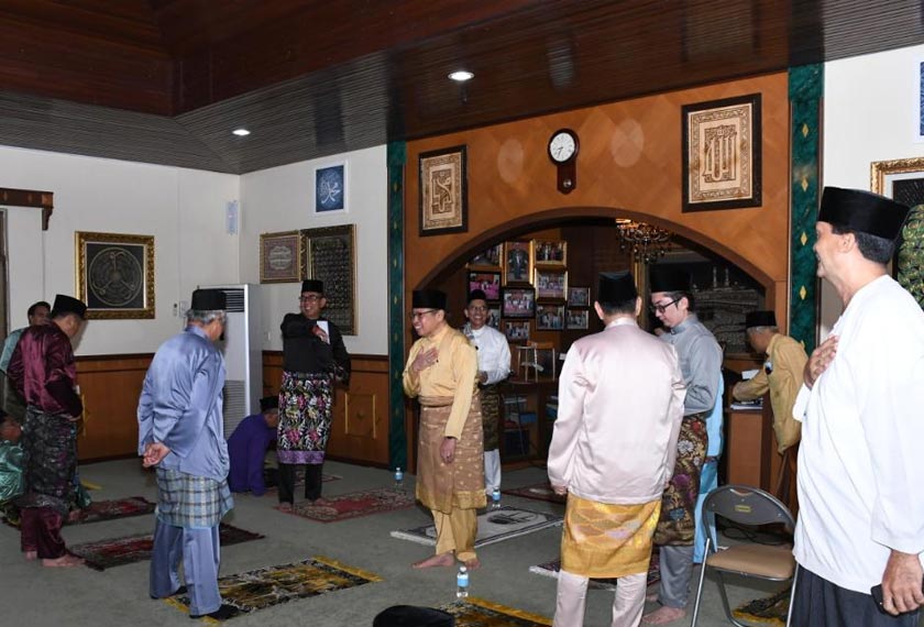 Tiada aktiviti bersalaman pada sambutan Aidilfitri kali ini bagi mengekang COVID-19. -Gambar Astro AWANI