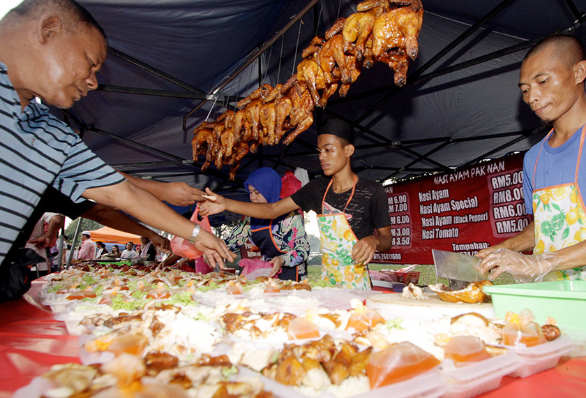Pebagai juadah yang dijual di Bazar Ramadan buat ramai 'gelap mata'.