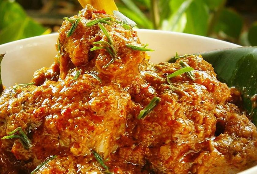 Rendang, juadah kegemaran ramai di Aidilfitri.