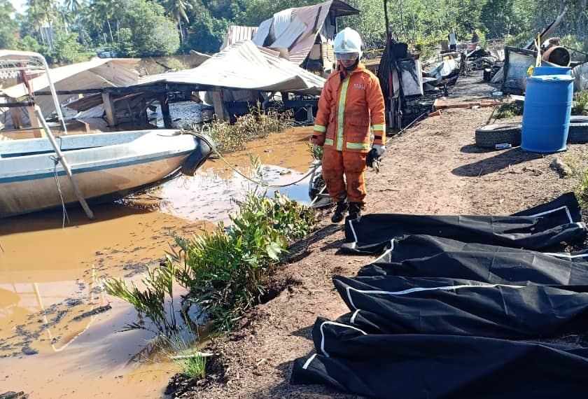 Hasil pemeriksaan di lokasi, bomba berjaya menemukan lima mangsa yang rentung dan telah menyerahkannya kepada pihak polis. - Foto JBPM