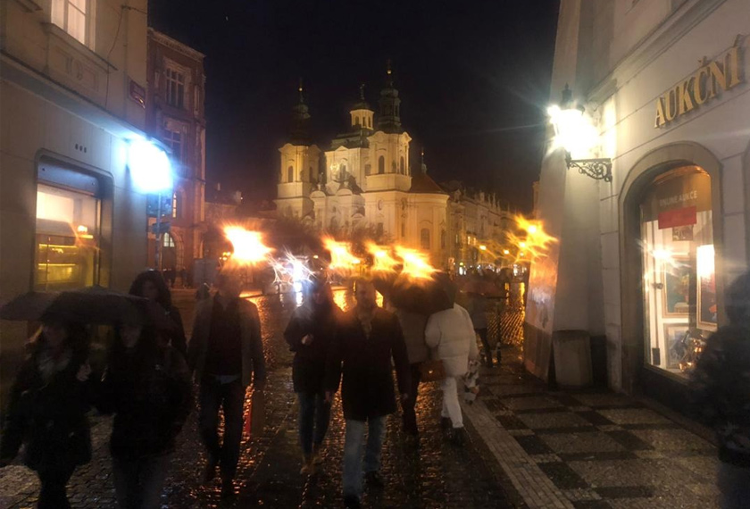 Suasana malam hari di sekitar dataran Old Town, Prague. - Astro AWANI/Hamzah Hamid