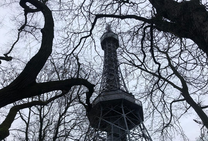 Petrin Lookout Tower adalah akses utama untuk menikmati panorama 360 darjah bandar Prague. - Astro AWANI/Hamzah Hamid