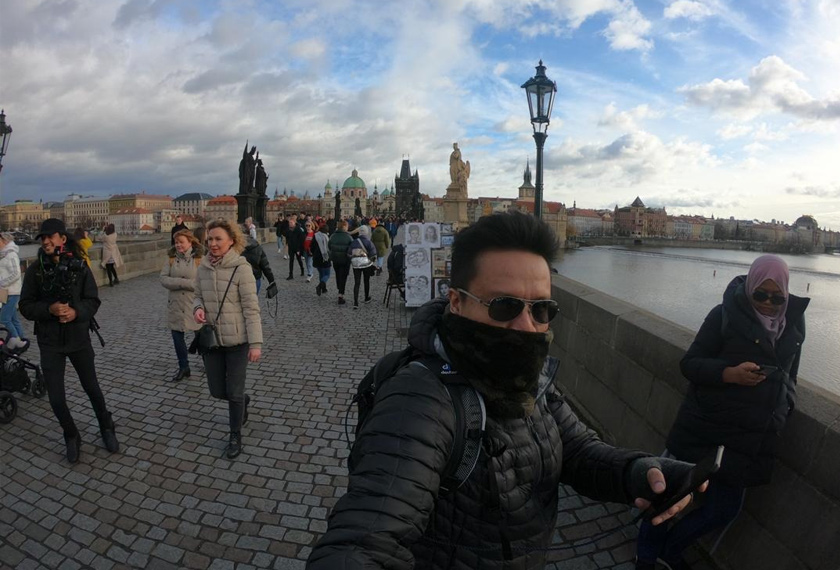 Suasana awal pagi atau lewat malam adalah waktu terbaik untuk menghayati keindahan Charles Bridge. - Astro AWANI/Hamzah Hamid 
