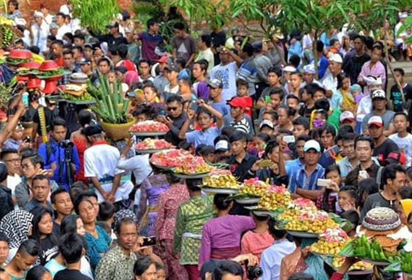 Tradisi ini adalah simbol perdamaian antara umat Islam dan Hindu di Lombok. 